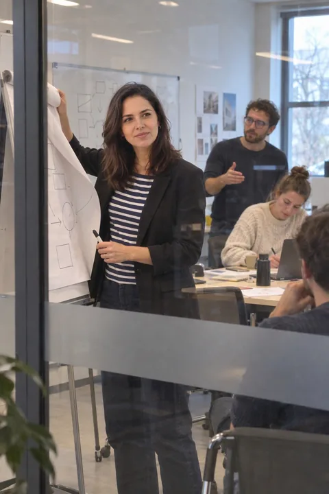 AI LinkedIn photo example: explaining at a flip chart in a design workshop